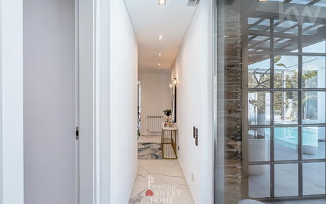 Corredor de acesso ao quarto no piso térreo