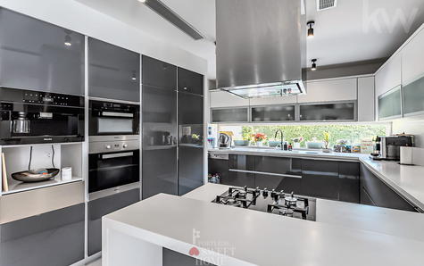 Cozinha ampla totalmente equipada