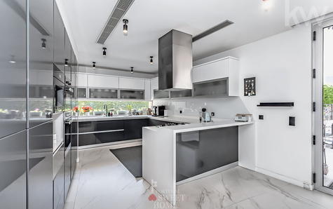 Grande cuisine entièrement équipée