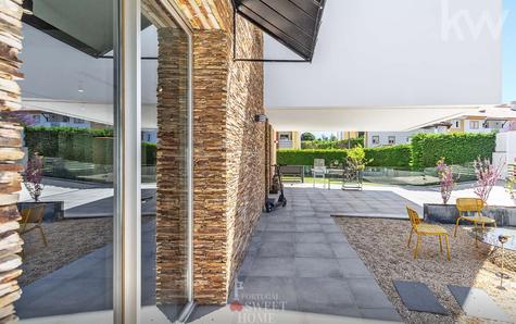 Vue ouest de la maison avec terrasse et jardin oriental.