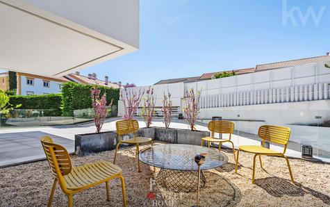 Vue ouest de la maison avec terrasse et jardin oriental.