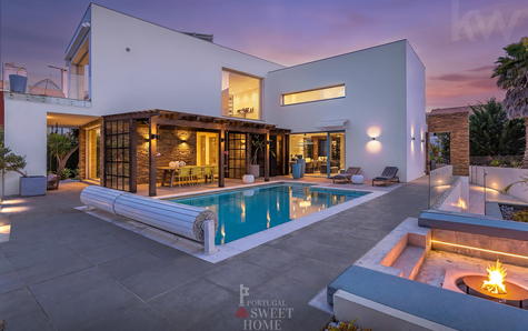 Vista noturna da zona exterior de lazer da casa