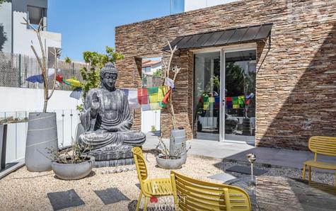 Vue ouest de la maison avec terrasse et jardin oriental.