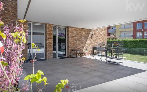 Vista poente da casa com terraço e jardim oriental