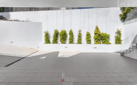 Logradouro de acesso da garagem com espaço para estacionamento adicional