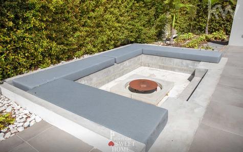 Lareira exterior com bancos envolventes