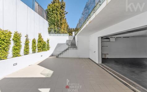 Logradouro de acesso da garagem com espaço para estacionamento adicional