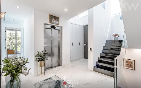 Entrance hall of the house and access to the private elevator for the 3 floors.