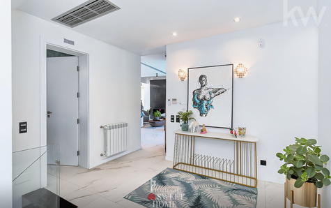 Hall d'entrée de la maison et accès à l'ascenseur privé desservant les 3 étages.