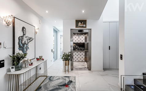 Hall d'entrée de la maison et accès à l'ascenseur privé desservant les 3 étages.