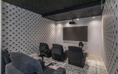 Home cinema com bar na cave, anexo ao salão de jogos