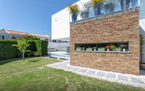 Fachada da casa e jardim