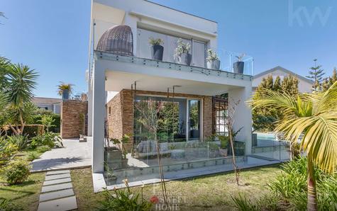 Fachada da casa e jardim