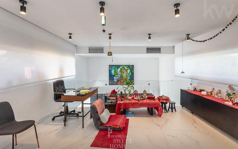 Mezanino no 2º piso com zona de estar e vista para a sala do piso inferior