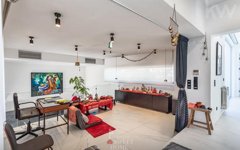 Mezanino no 2º piso com zona de estar e vista para a sala do piso inferior