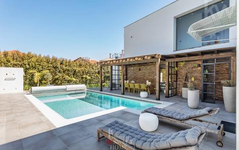 Área de lazer com piscina com cobertura, zona de refeições com pérgula e firepit