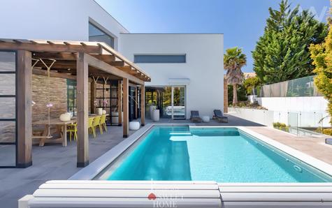 Área de lazer com piscina com cobertura, zona de refeições com pérgula e firepit