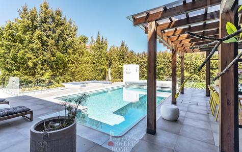 Área de lazer com piscina com cobertura, zona de refeições com pérgula e firepit