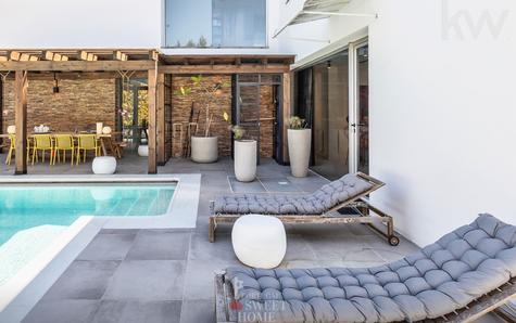 Área de lazer com piscina com cobertura, zona de refeições com pérgula e firepit