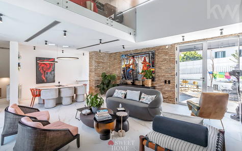 Sala de estar com lareira, duplo pé direito e mezanino