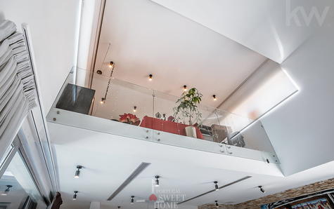 Mezanino localizada por cima da sala