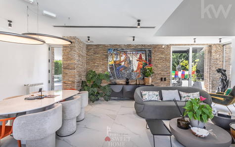 Sala de estar com lareira, duplo pé direito e mezanino