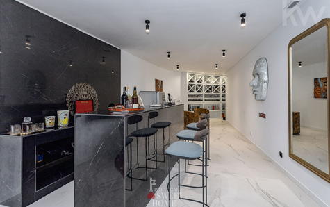 Bar com painel de mármore no salão de jogos