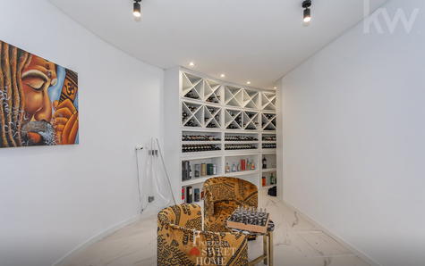 Zona de estar no salão da cave com garrafeira para 500 garrafas