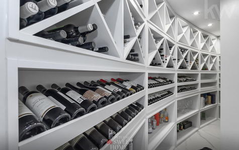 Zona de estar no salão da cave com garrafeira para 500 garrafas