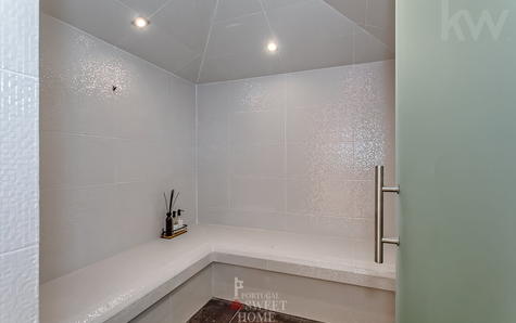 Sauna / Banho Turco com WC anexo ao salão de jogos