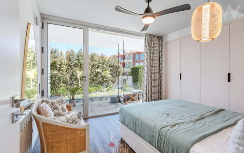 Room on the 1st floor with adjoining guest bathroom.