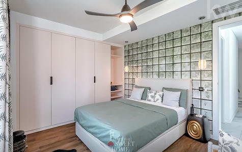 Quarto no 1º piso com casa de banho de serviço contígua