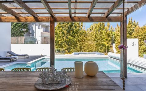 Vista da zona de refeições para a piscina