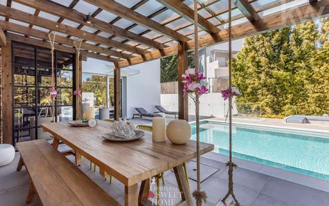 Vista da zona de refeições para a piscina