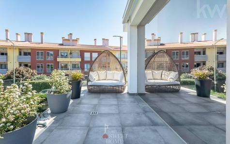 Terraço de uma da suite no 2º piso com vista para o jardim