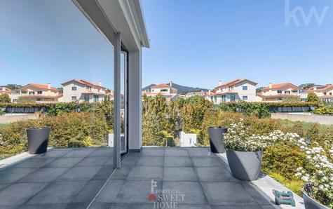 Terrasse attenante à l'une des suites du 2e étage donnant sur le jardin.