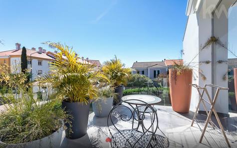 Terraço de uma da suite no 2º piso com vista para o jardim