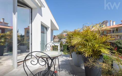 Terraço de uma da suite no 2º piso com vista para o jardim