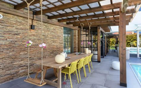 Zona de refeições coberta ao lado da piscina