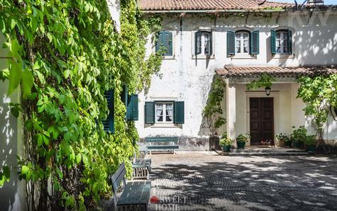Façade principale de la maison d'une surface brute de 1 551 m²