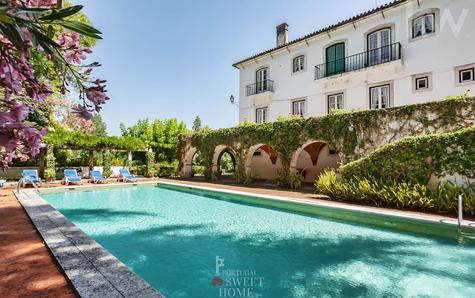 Vista da casa e da piscina