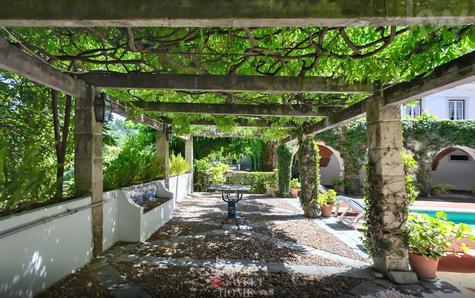 Zona de sombra ao lado da piscina