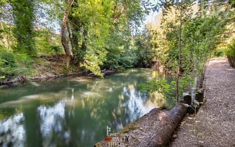 Rio Almonda que rodeia os limites da Herdade