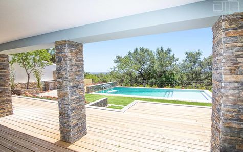 Terrasse panoramique surplombant la piscine