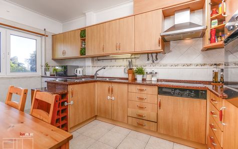 Fully equipped kitchen with natural light