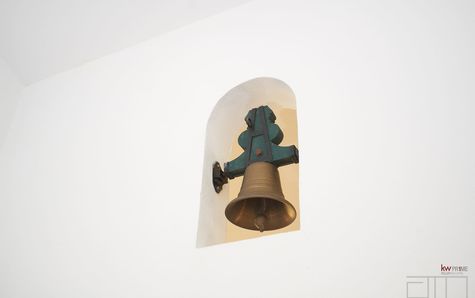 Detail of the bell in the entrance hall
