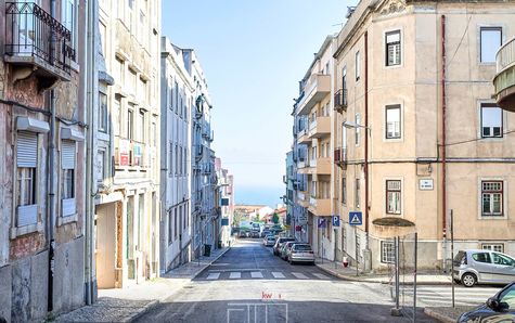 Rua exterior com vista rio