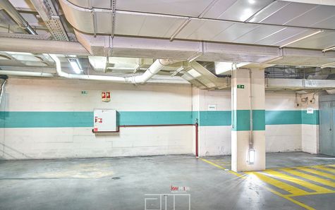 Garage avec espace pour 4 voitures