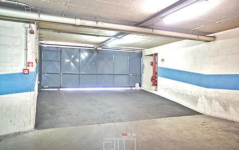 Garage avec espace pour 4 voitures