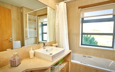 Salle de bain avec lumière naturelle et baignoire